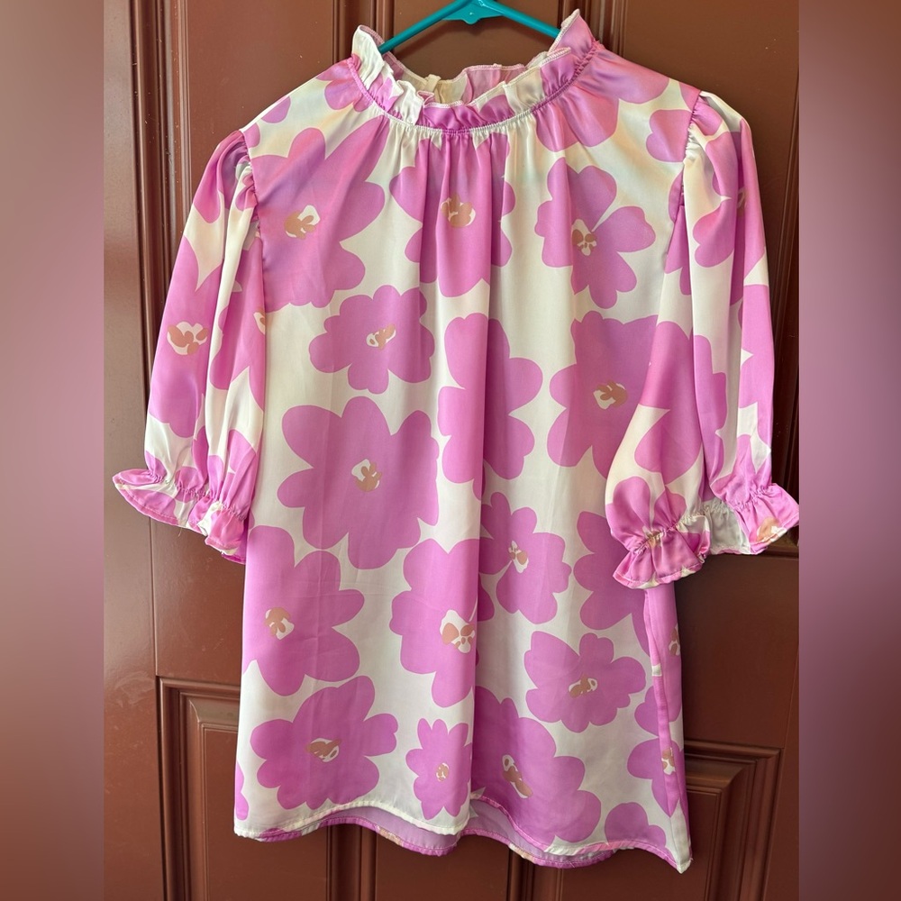 Ladies Entro top.  Pink and white floral.